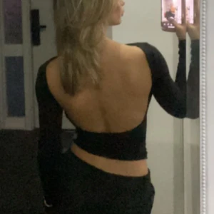 Långärmad tröja med öppen rygg - Supersnygg svart långärmad tröja från Gina tricot med öppen rygg. Helt ”stängd” framtill, dvs ingen uringning. Knappt använd och i bra skick!!