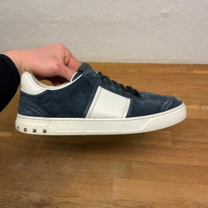 Valentino flycrews - Säljer ett par dunderfeta 🔥 valentino flycrews i storlek 41 fitts 42, 8/10 där alla nitar sitter kvar, bara skor medföljer// hör av er vid eventuella funderingar 🤩🤩