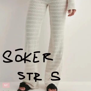 Vita stickade byxor med utsvängda ben - Hej! Jag söker dessa byxor i storlek S!! Har du ett par sådana som du inte vill behålla eller för nån annan andledning skulle vilja sälja så får ju jätte gärna höra av dig🥰🥰