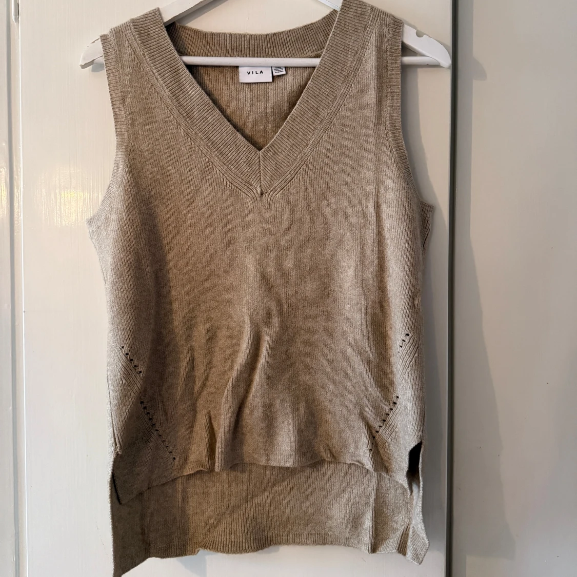 Beige stickad väst från Vila - 4