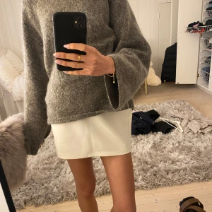 Vit kort tajtare kjol från Zara S - Vit kort tajt kjol från Zara. Jättefin. Tjockt material så inte alls genomskinlig. Så fin!!!! Aldrig använd. 