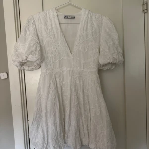 Klänning Zara - Superfin vit klänning från Zara, passar till studenten.