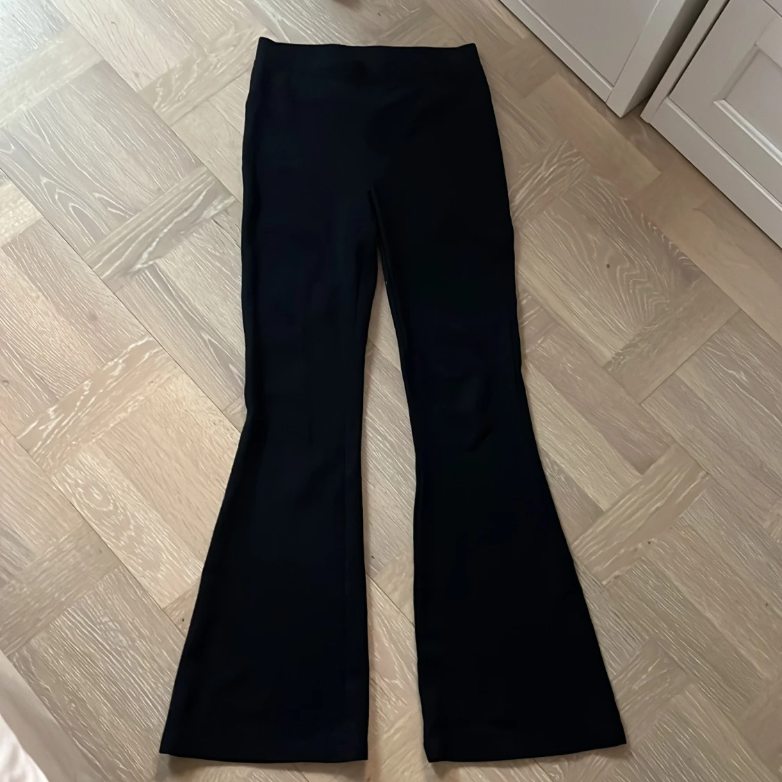 Svarta utsvängda byxor från Lindex