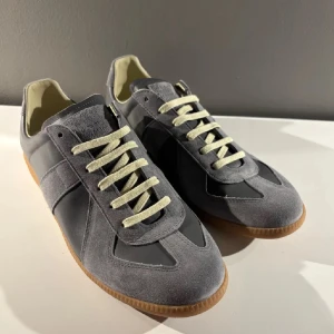 Maison Margiela GATS - Maison Margiela GATS i storlek 43, som nyskick 10/10. Perfekt för en avslappnad stil. Dustbags tillkommer! Skriv vid frågor och funderingar!