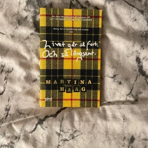 Livet går så fort. Och så långsamt. - Säljer boken 'Livet går så fort. Och så långsamt.' av Martina Haag. Omslaget har ett rutigt mönster i gult, svart och rött. Boken är på svenska och handlar om tonårstidens utmaningar och känslor. Perfekt för dig som gillar självbiografiska romaner.