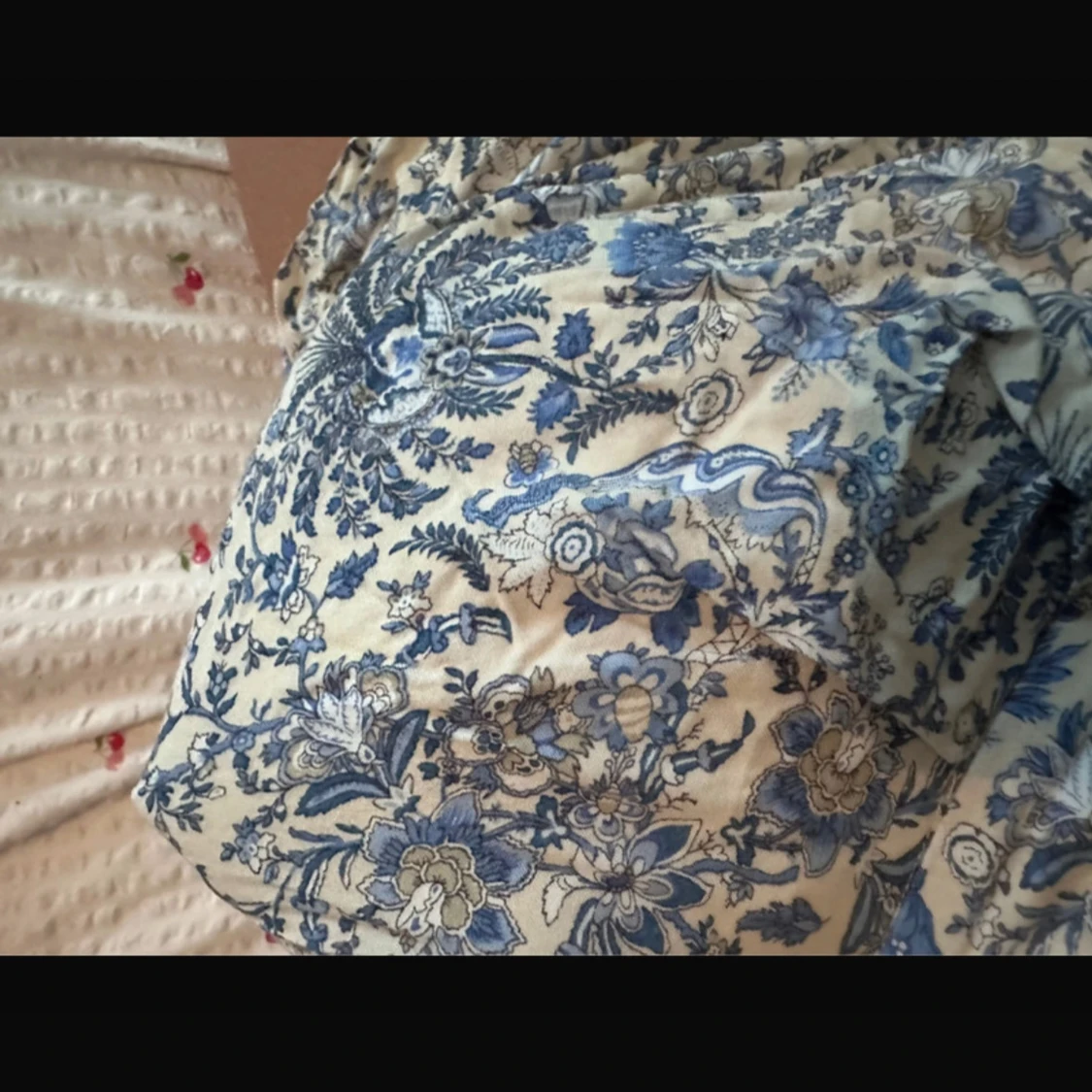 Blommiga blåvita shorts med volangkant - 1