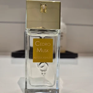 Cedro Musk Eau de Parfum från Alyssa Ashley - Cedro Musk från Alyssa Ashley Edp. Doften kombinerar fräscha och myskiga toner. Flaskan rymmer 30 ml och är endast testad, som det syns på första bilden är flaskan full. Köpt för bara 2 veckor sedan men doften passade inte mig. Unisexdoft. Nypris ligger på 250-300 kr.