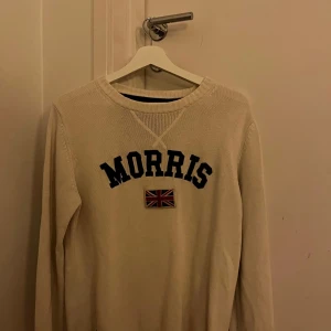 Morris tröja  - Tjena! Säljer denna stickad Morris tröja!  Nästan aldrig använd och skicket är 9/10 Passar dig som är 165-170 Skriv vid frågor eler fler bilder. 
