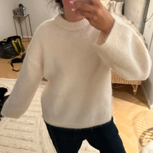 Krämvit stickad mohair tröja från H&M - Mysig krämvit stickad tröja från H&M i mohair- och ullblandning. Tröjan har rund halsringning, långa ärmar och en klassisk, enkel design som passar perfekt till jeans eller kjol.💓💓Ingen lapp kvar men aldrig använd!! Mina egna bilder. Köp gärna via köp nu💓