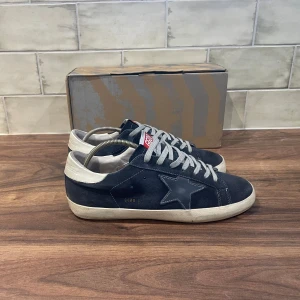 Golden Goose Skor - Golden Goose Skor | Skicket är 9.5/10 - Storlek 43 - Nypris 5399kr - Vårat pris 3499kr, skorna är i princip helt nya och har endast en minimal deffekt på hälen. Box ingår! Tveka inte med att ställa frågor vid funderingar, pris kan diskuteras!