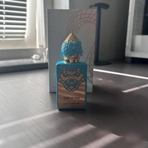 God of Fire parfym från Stephane Humbert Lucas - Hej! Säljer min god of fire nu! Underbar sommar mango doft. Sjukt nice. Ca 43/50ml kvar. Full pres. doftar helt underbart men måste minska min parfymkollektion en del. Byten kan möjligtvis vara intressanta men säljer helst. Nypris ca 2400kr