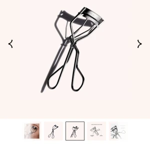 SHISEIDO ÖCONFRANSBÖJARE - Säljer denna grymt populära ögonfrans börjare. Köpt för någon vecka sedan men den funkade inte på mig, därför jag säljer. ENDAST TESTAD 1-2 GÅNGER! Rengör den innan jag skickar. Man får även med en ögonfrans ”kudde” som ligger i plast som man fick med (ej öppnad). Nypris 485kr!!! PRIS KAN DISKUTERAS VID SNABBT KÖP!!