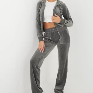 Juicy Couture set - Mörkgrått juicy couture set i väldigt bra skick. Använd fåtal gånger, köpte för 2000kr men säljer för hälften. Storlek xs. 