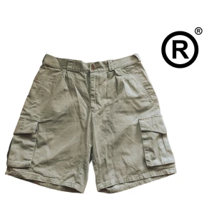 Baggy skater shorts 90s - Feta baggy shorts perfekta för sommarn som passar S-M‼️ I fin kvalite, tveka inte o skicka DM för offers och frågor 🤝