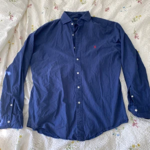 Ralph Lauren skjorta - Säljer denna Ralph Lauren skjorta då den var för liten för mig. Storlek M men sitter mer som S