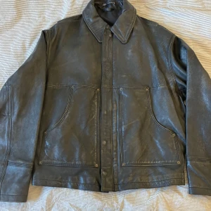Vintage skinnjacka - Säljer en svart skinnjacka från zara i äkta läder med vintagekänsla.                                      Storlek 48 (typ medium)och den passar lite ”boxy”. Helt ny lappar kvar
