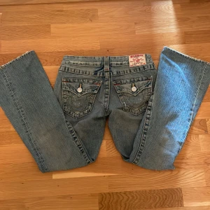 Ljusblå lowwaist bootcut true religion jeans - Midjemått 38cm tvärs över, gren höjd 17cm och innerbenslämgd 74cm🩷Lite slitna, skriv för fler bilder eller om du har frågor