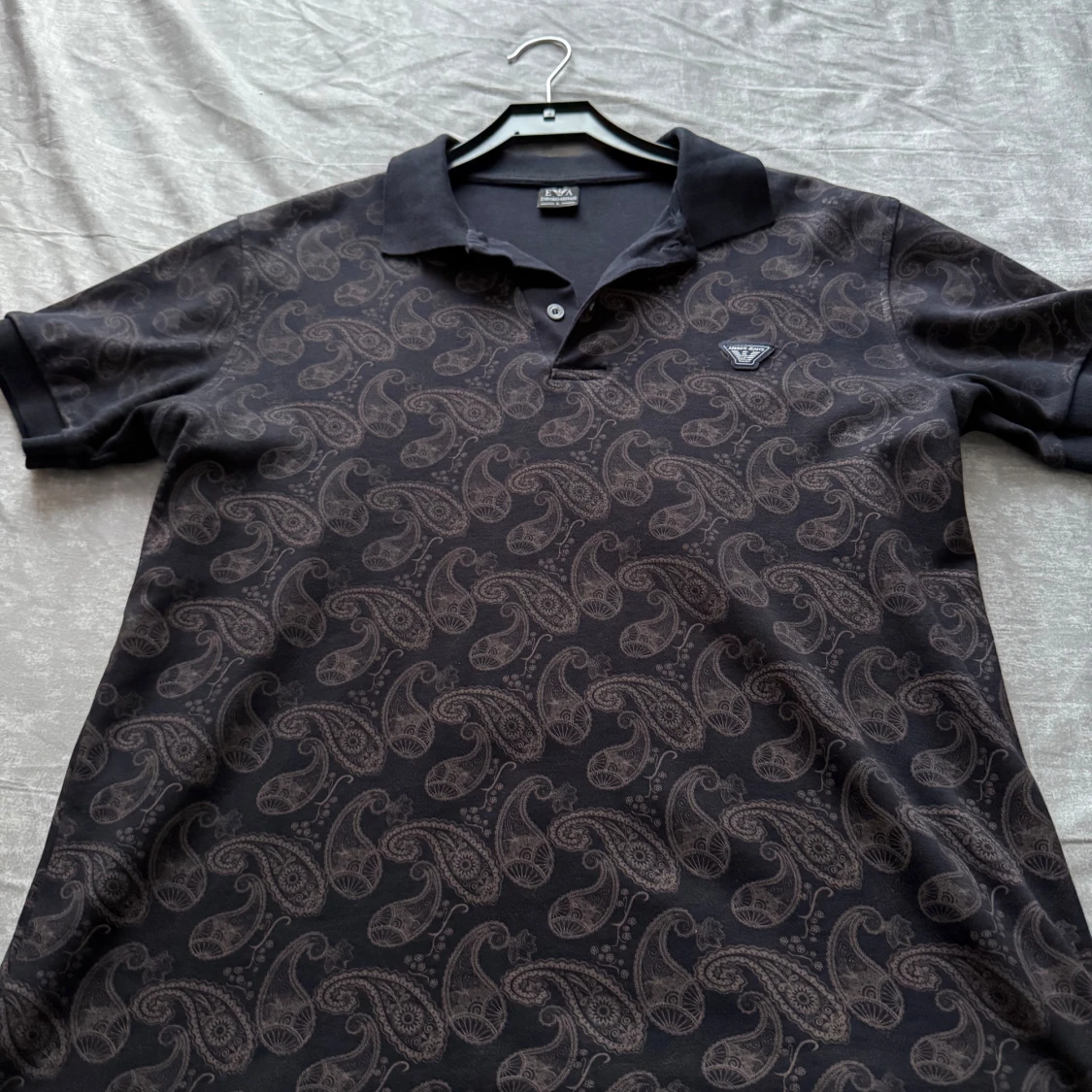 Svart paisleymönstrad pikétröja från Armani Jeans