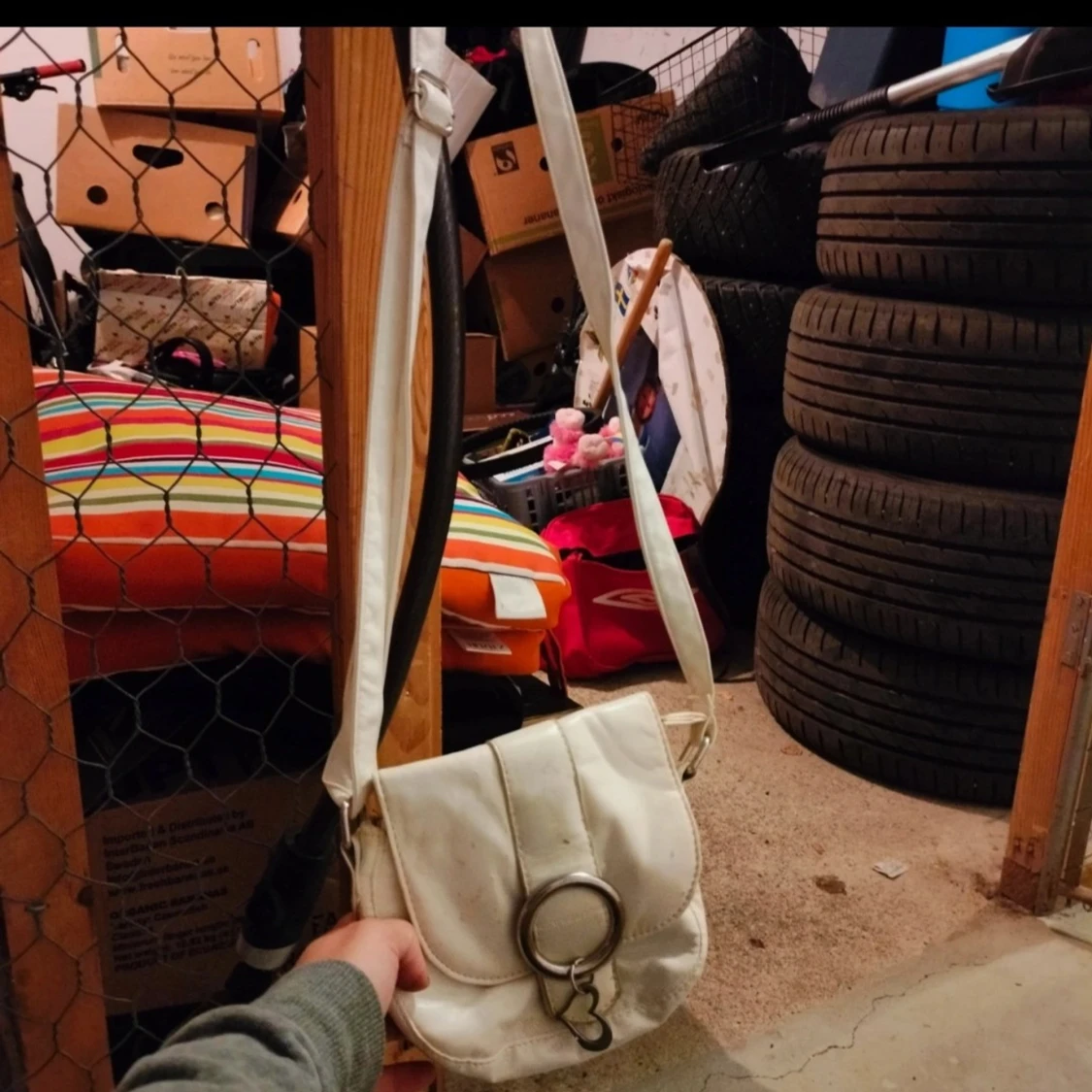 Vit axelväska med metallring