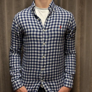 Blårutig skjorta från Polo Ralph Lauren - Snygg rutig skjorta från Polo Ralph Lauren i slim fit-modell, killen på bilden är 183 och bär strl S, priset går självklart alltid att diskutera