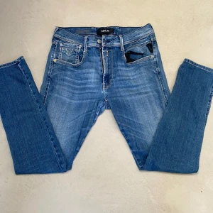 Replay anbass  - Säljer nu ett riktig fett par replay anbass. Jeansen är slim fit då de är anbass. Dem är i riktigt bra skick och perfekta till sommaren. Tveka inte på att höra av er vid frågor och funderingar