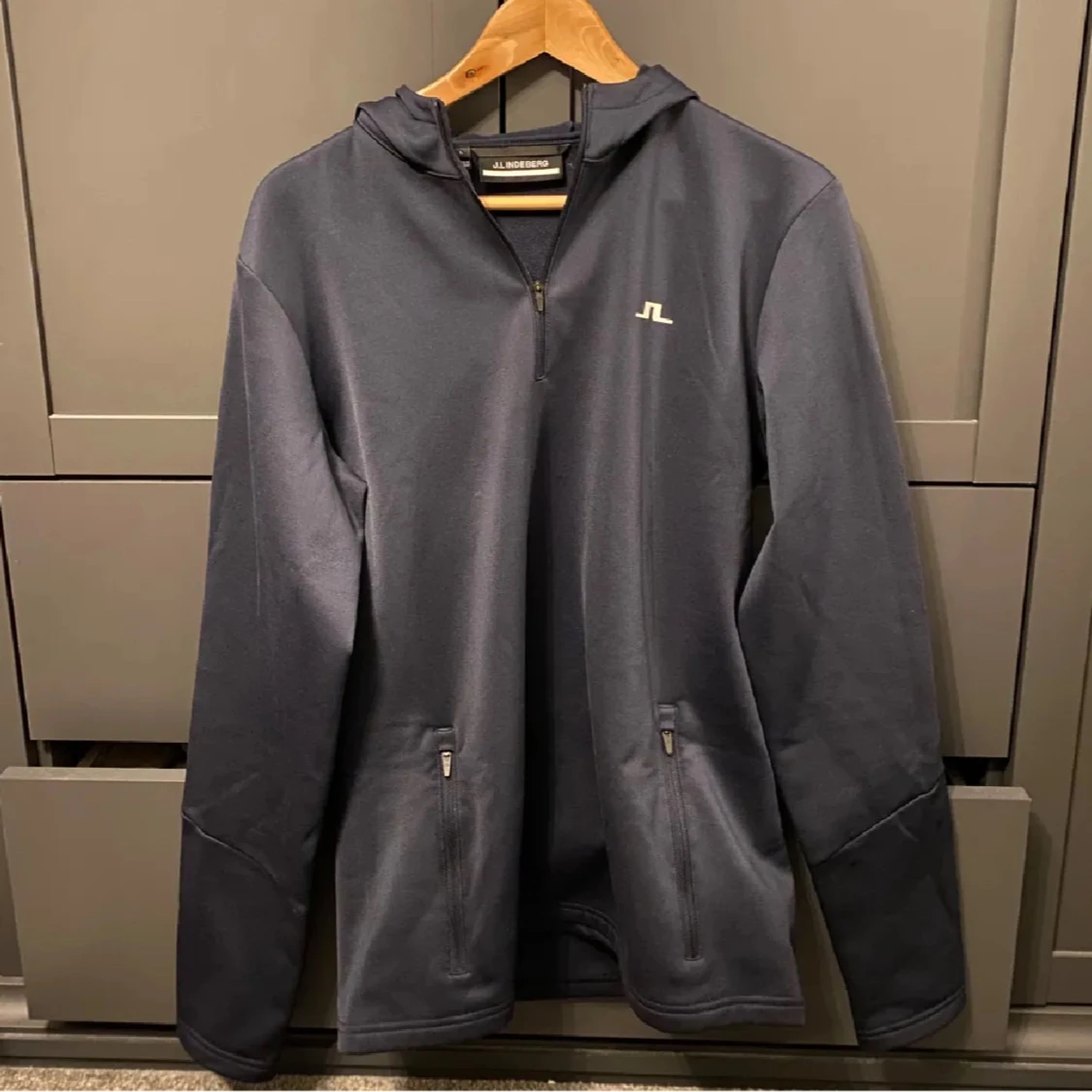 Mörkblå hoodie från J.Lindeberg - 1