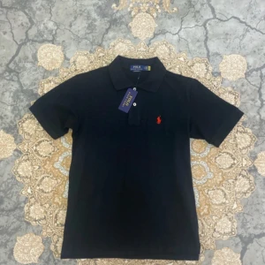 Svart piké t-shirt från Polo Ralph Lauren - Svart Polo Ralph Lauren Piké, kommer med tagg. Aldrig använt. Säljer för den var för liten. Storlek S. Skickar samma dag som beställningen🚚.