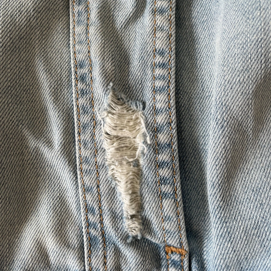 Ljusblå jeansjacka med slitningar - 3