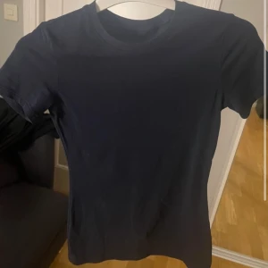 Mörkblå t-shirt från Intimissimi - Säljer en mörkblå intimissimi t-shirt! Jätteskön och passar till allt. Pris går att diskutera💗
