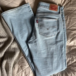 Lågmidjade Levi’s Jeans  - Säljer mina så fina lågmidjade bootcut levis jeans!!! Superbra skick, storlek 28x34, sitter bra på mig i längden som är 174💕 har normalt sätt på mig storlek 36/38 i jeans. 