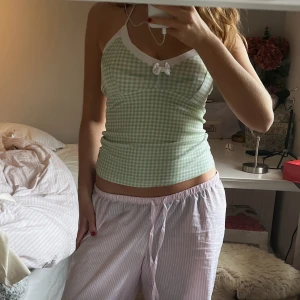 Söt rutig topp  - Så så fin!! Helt nyskick, säljer likadan i blå🤍 storlek 38 men passar mig som har 36