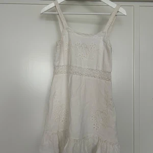 Vit spetsklänning / Studentklänning  - Vit spetsklänning som passar perfekt till studenten eller sommaren. St S🤍