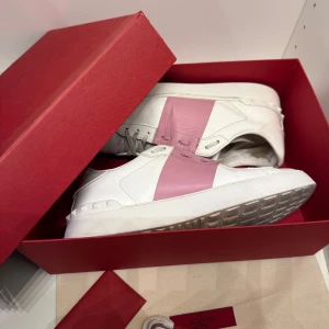 Valentino Open rosa! - Valentino Open sneakers i färgen rosa! Storlek-37 tillbehör- box dustbag extra skosnören skick 8,5/10