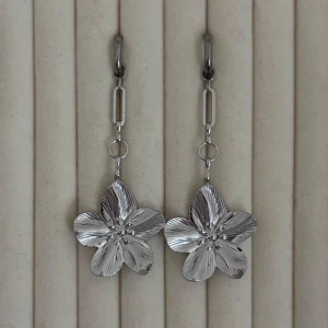 Silverfärgade blomörhängen - Handgjorda och unika silverörhängen  🤩 Hela örhänget är i 100% rostfritt stål (ej silverpläterat) 💕🙏7 cm långa. Alla köp görs via ”KÖP NU” knappen.  💐