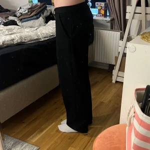 Svarta kostymbyxor från 157 - Säljer ett par klassiska svarta kostymbyxor från 157 i storlek S. Byxorna har normal passform med raka ben.