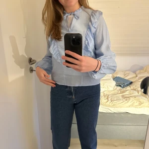 Ljusblå blus - Supergullig ljusblå blus från Kappahl i storlek XS. Använd fåtal gånger.