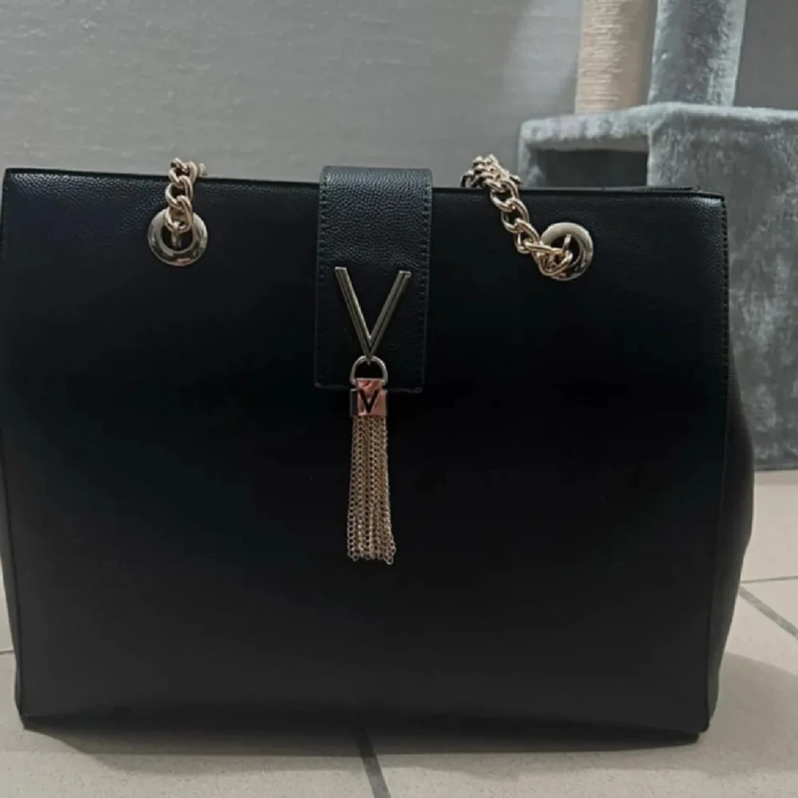 Svart handväska med kedjerem och tofsdetalj - 2