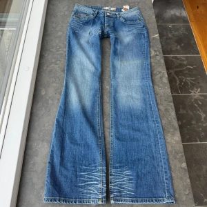Lågmidjade jeans  - Supersnygga lågmidjade jeans🙌💗Midjemått tvärsöver är 40,5cm, midjehöjden är 18cm och inerbens längden är 83cm💕jättebra u längd på mig som är ca 170, köpta här på plick för ett tag sen💗