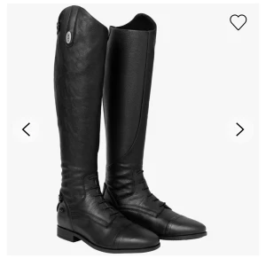 Ridstövlar  - Ett par svarta ridstövlar, använda ca 5 ggr så inga defekter! Fint skick! Strl 38 men funkar för mig som har 39 men skulle rekommendera att köpa om man har 38.  hör av dig om du vill ha bild så löser jag det! 🩷pris kan gå ner om man är snabb på å köpa! 