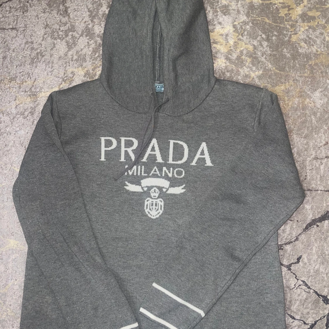 Grå hoodie från Prada