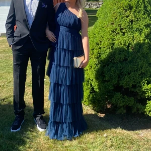 blå balklänning - Säljer min marinblå balklänning från Asos, endast använd en gång på en bal💙Kommer inte till användning mer! Älskade klänningen, den sitter så skönt och den var lång på mig som är 169 cm lång! Slutsåld på hemsidan! Pris kan diskuteras☺️