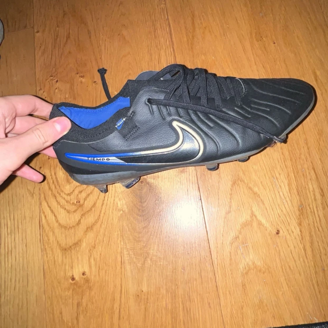 Nike Tiempo fotbollsskor i svart och blå