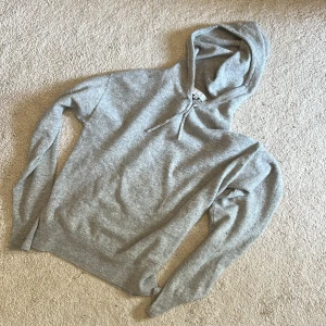 Kashmir hoodie - Säljer riktigt fet kashmir hoodie. Näst intill nytt skick och passar storlek M. Ny pris 1400kr, mitt pris 600kr. 