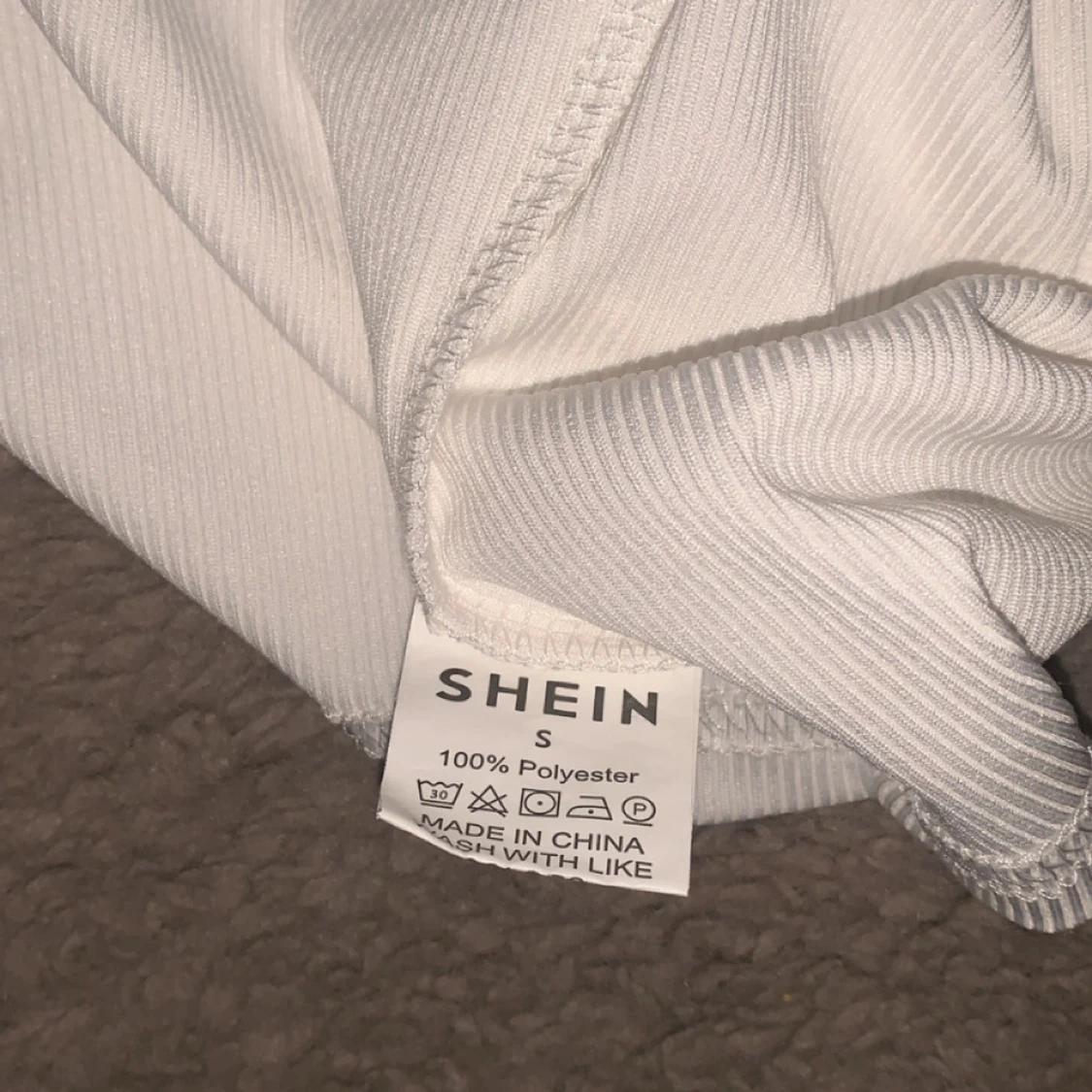 Vit ribbad linnetopp med ITALIA-tryck från SHEIN - 1