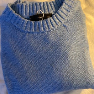 Stickad tröja  - Super söt blå stickad tröja från MNG, med klassisk rund halsringning och långa ärmar. 
