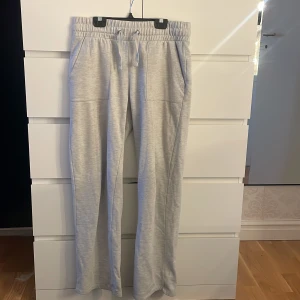Lågmidjade mjukisbyxor  - Gråa mjukisbyxor från lager! Super sköna och fina❤️ hyfsat nytt skick!❤️