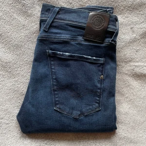 Replay Anbass Jeans - Riktigt schyssta Replay jeans i den populära modellen Anbass! 🙌Storlek = 33 men passar mindre | Skick = 8/10 | Nypris över 1700kr, mitt pris = 479kr! 🙌Jeansen har inga deffekter! Hör av er vid minsta fråga eller fundering! ⭐️