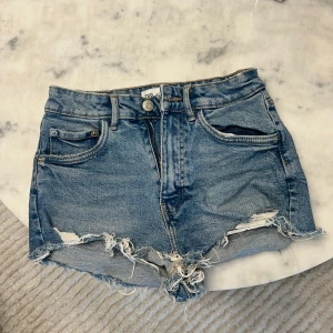 Blå jeansshorts från Zara -  Snygga  jeansshorts från Zara. I ny skick!😍