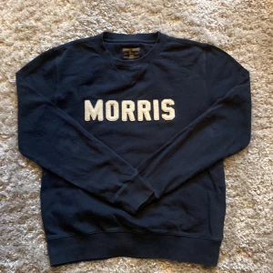 Morris crewneck - Säljer en riktigt snygg marinblå Morris crewneck. Tröjan är i bra skick, 9/10 och den passar till det mesta. Skriv gärna över frågor och funderingar, priset kan diskuteras.