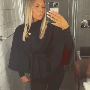 Missäy Poncho Navy - Intressekoll på min poncho ifrån missäy som är slutsåld, använd en gång💫 den är i navy och inte svart. Kan eventuellt byta mot en svart eller sälja då jag köpte fel färg 